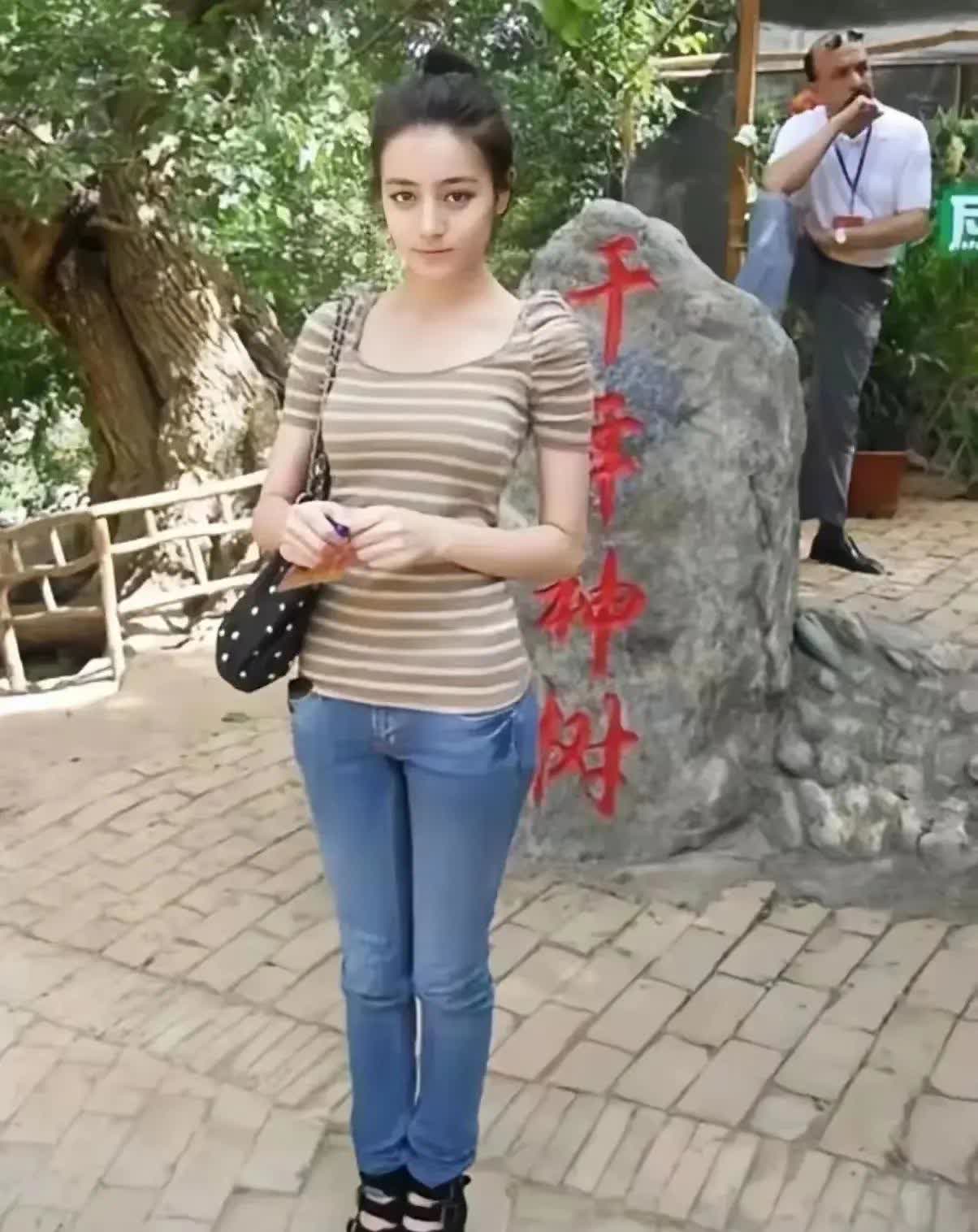 她出生在乌鲁木齐,与袁冰妍,钟楚曦是同班同学,凭借电视剧《三生仁览