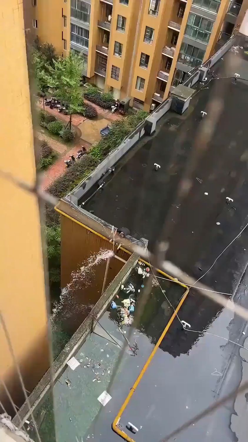 你家楼顶下雨天是这样排水的吗?