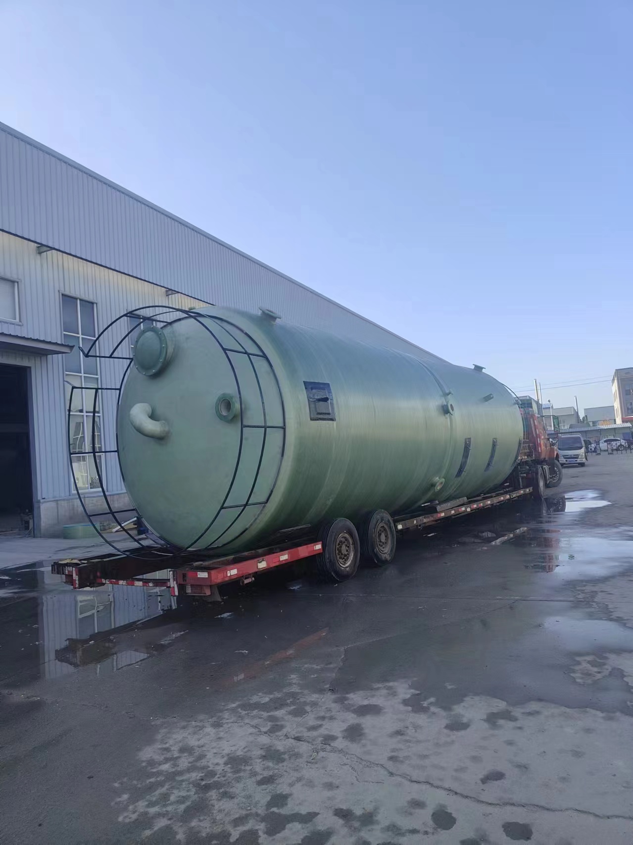 各大化工厂用的玻璃钢储罐也可称作玻璃钢液体储存罐,是有树脂,纤维布