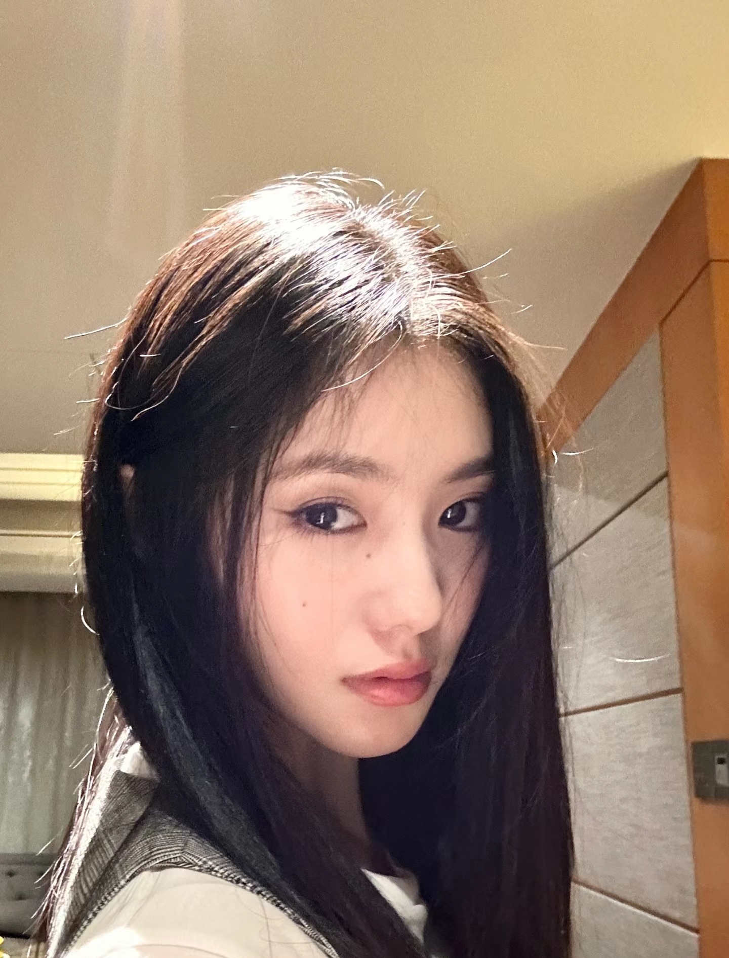 感觉和以前的她很不一样呀,她化着烟熏妆,表情酷酷的,眼神也有一种