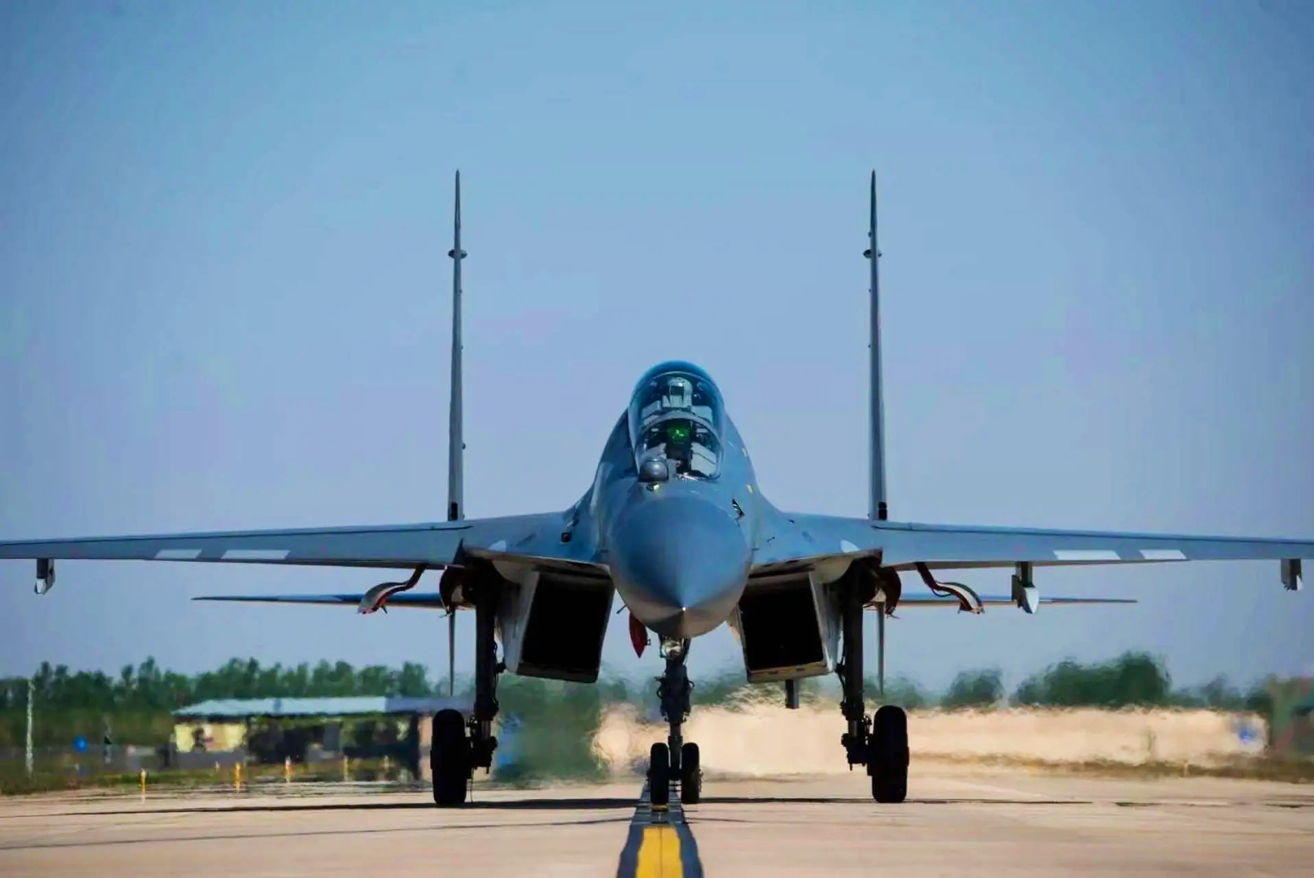 一个被称为俄罗斯最强侧卫战机,一个被称为中国最强侧卫战机,同样的