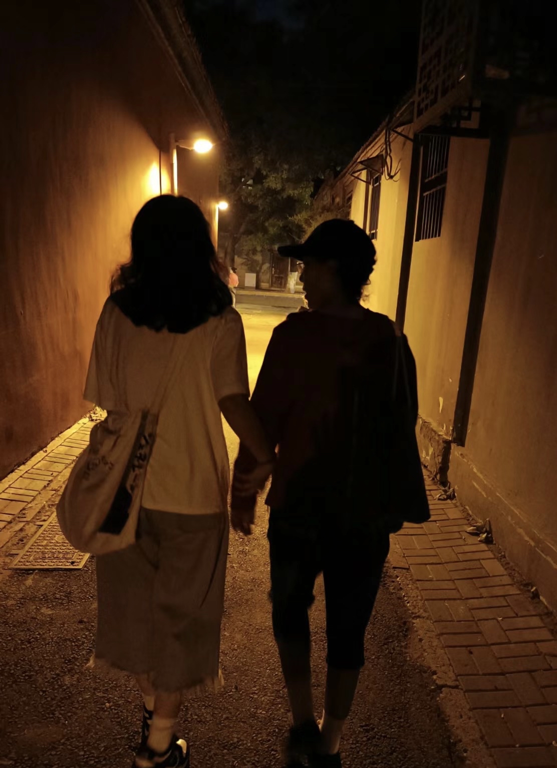 我养大三个儿子,两儿子跟儿媳妇回去岳父家,二儿子临走的一句话,我断