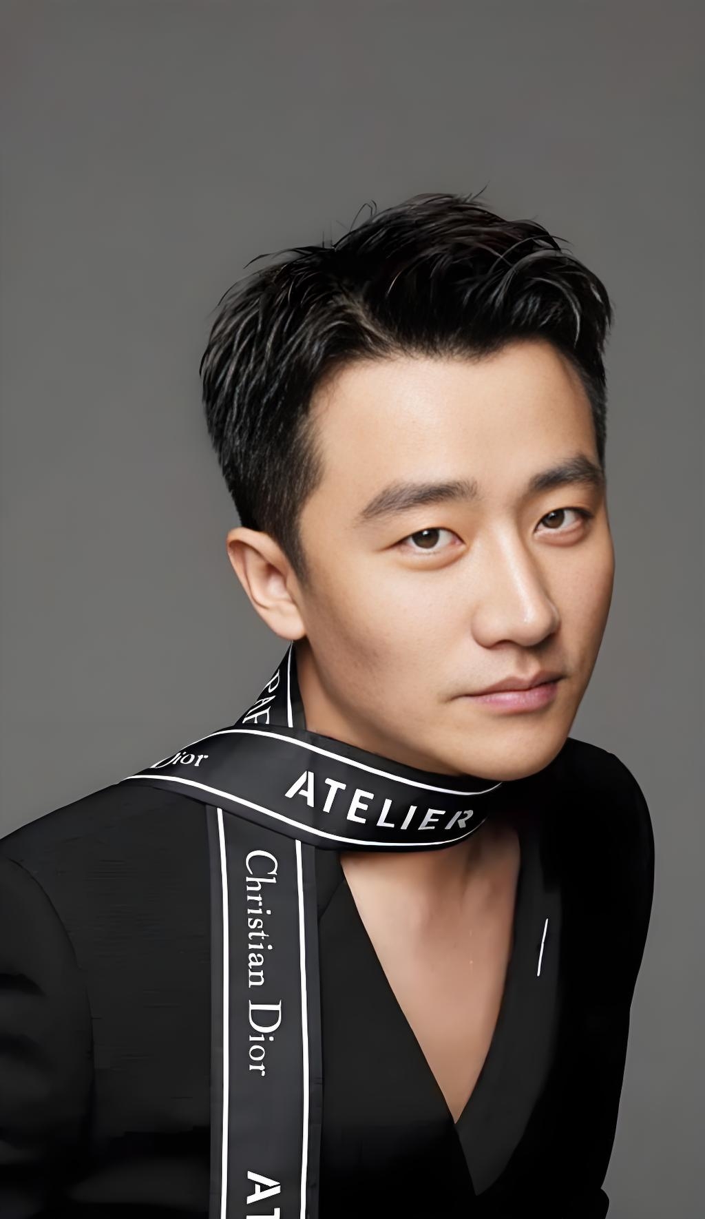 传闻中,黄轩被描绘成家暴,忘恩负义,虚伪冷血的人物,甚至曾打架被抓