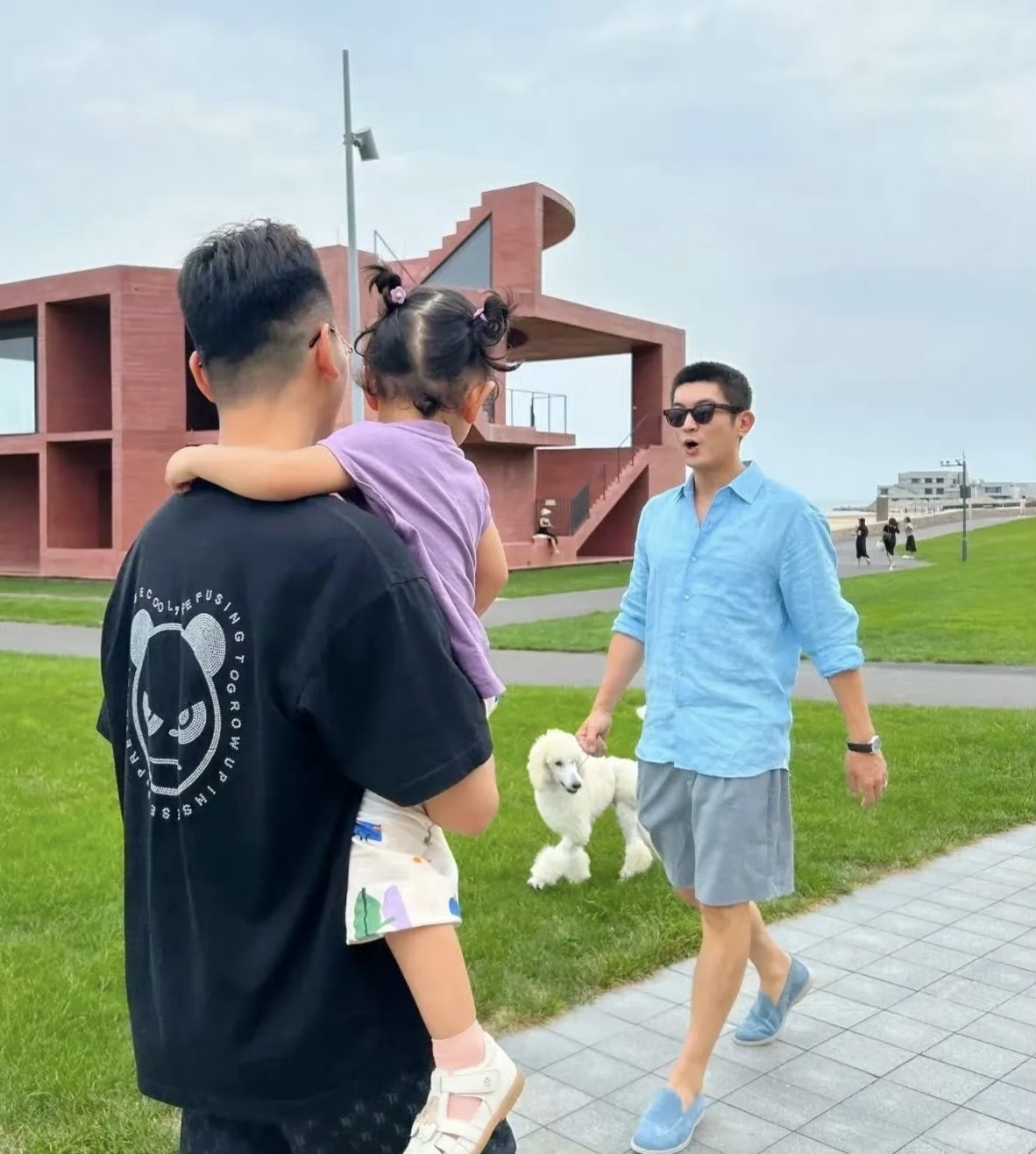网友在阿那亚偶遇杜江霍思燕一家霍思燕打扮很年轻夫妻俩有说有笑