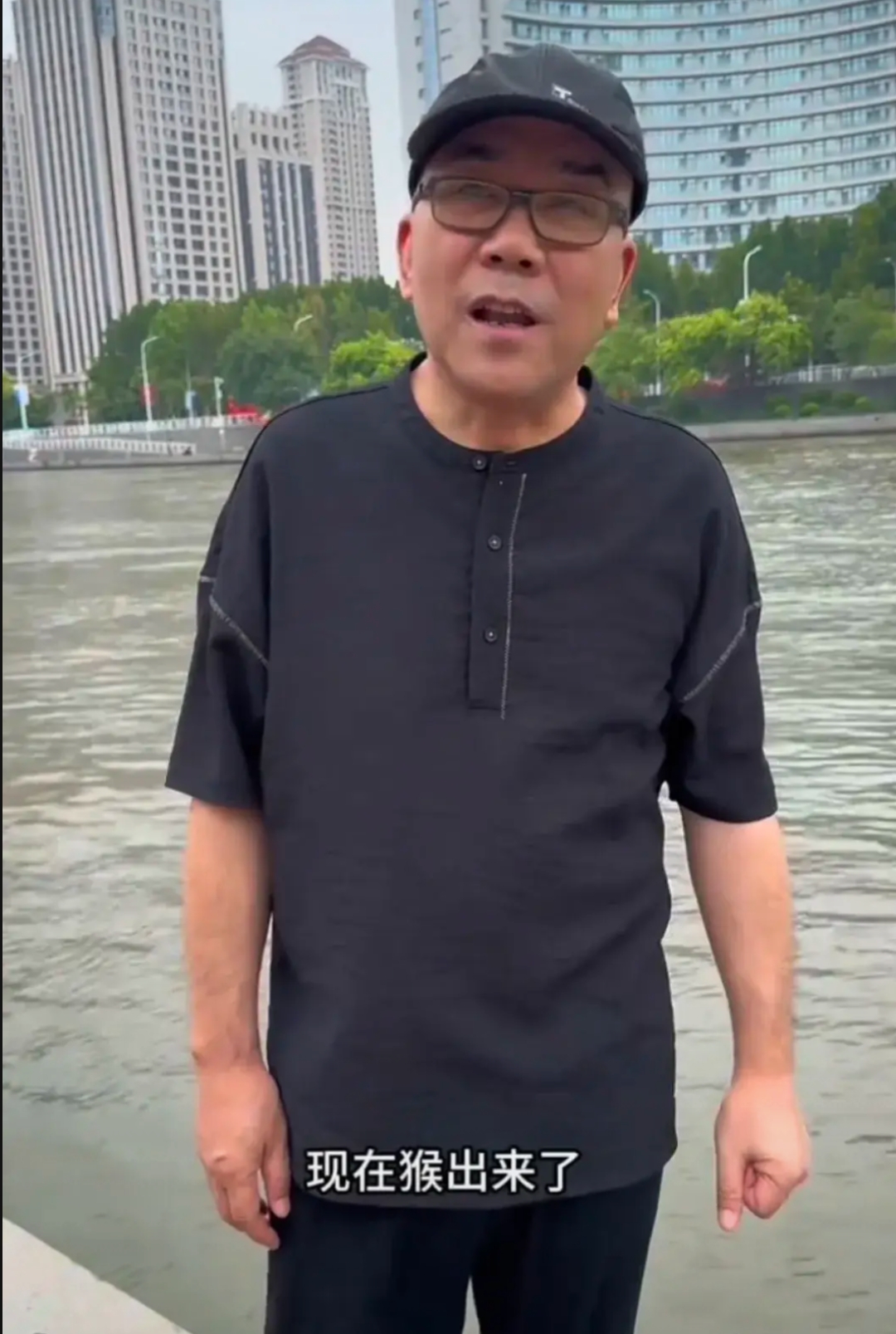 刚刚杨议又到海河边发视频怼侯耀华他说我们说相声这行跟耍猴差