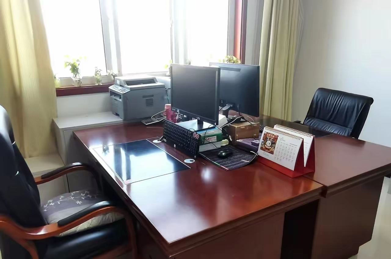 办公室图片发改委科员办公室机关三人办公同事李姐的儿子考上了公务员