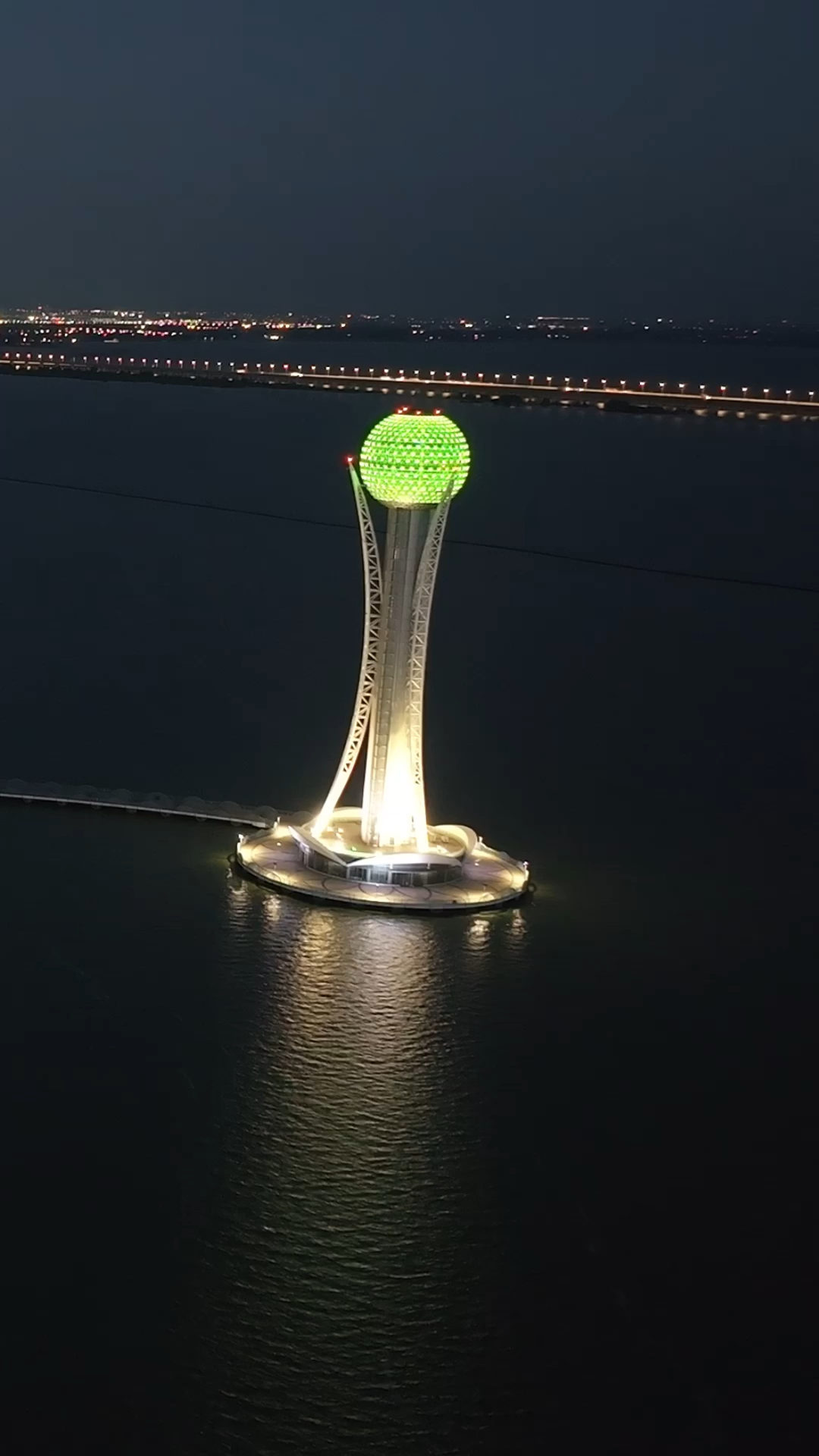 航拍常州西太湖揽月湾夜景,百米高的滆湖之星光塔灯光璀璨