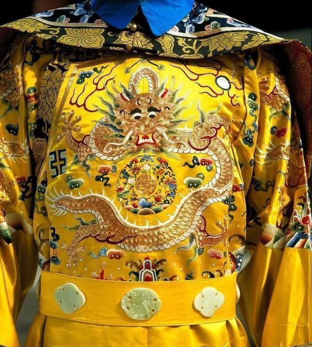 皇帝穿龙袍图片