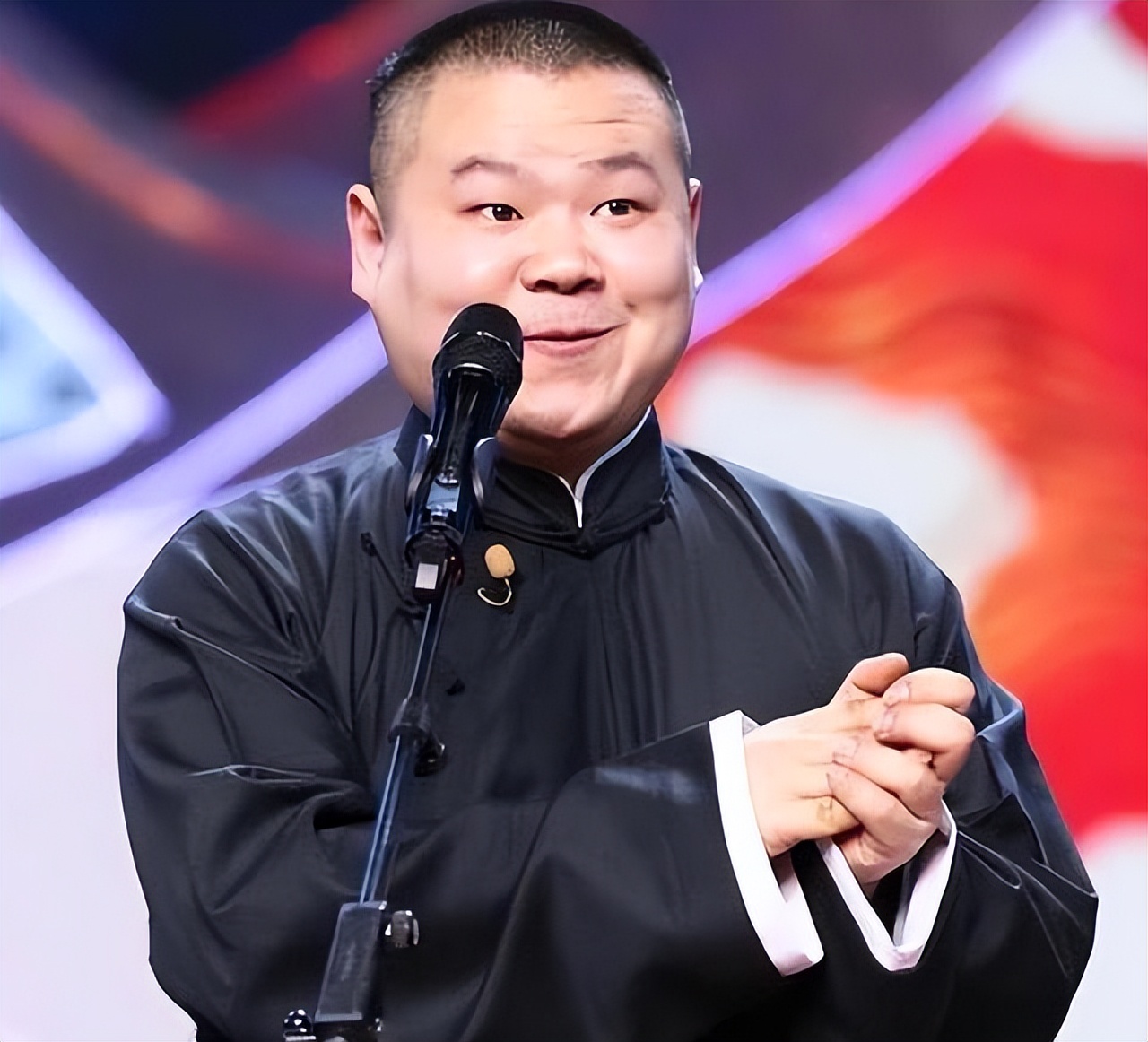 岳云鹏带媳妇墨尔本度假!小岳岳咬笔帽签字,郑敏吃饭时霸气侧漏