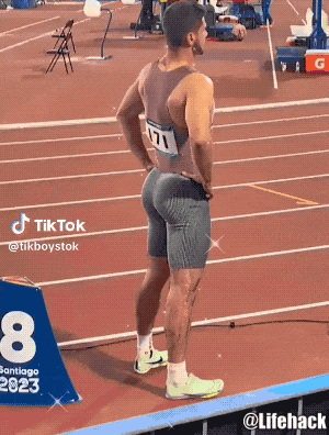 薄肌身材再穿上紧身短裤和球鞋奔跑在操场上的样子简直撩妹无数而且