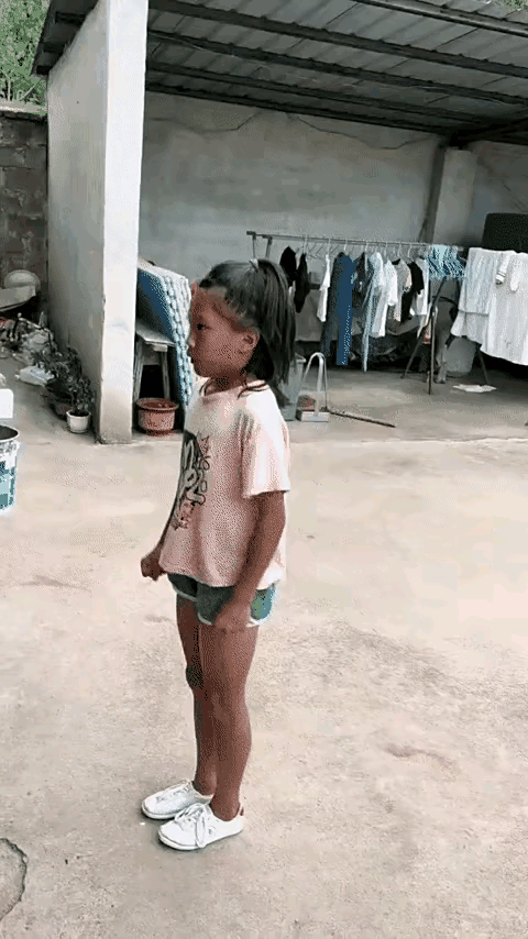 大家都惊呆了:农村院子里,一名小女孩直直的站立在地上,当她调整好
