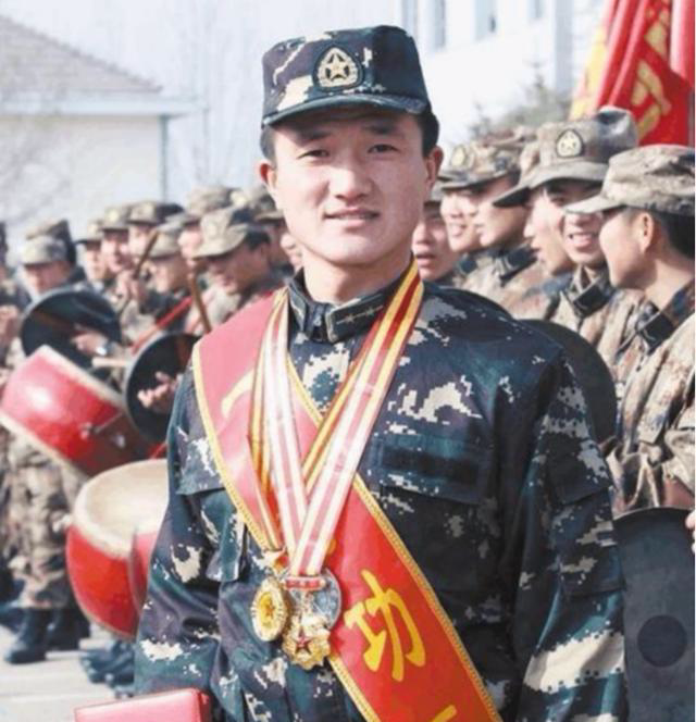 在2009年的国际特种兵大赛舞台上,中国特种兵张金涛犹如一颗璀璨的