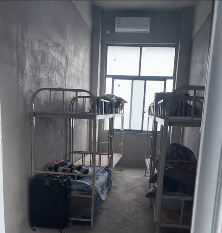 河南周口,一高中生家长送孩子来学校报到,可进入学生宿舍却完全傻眼了