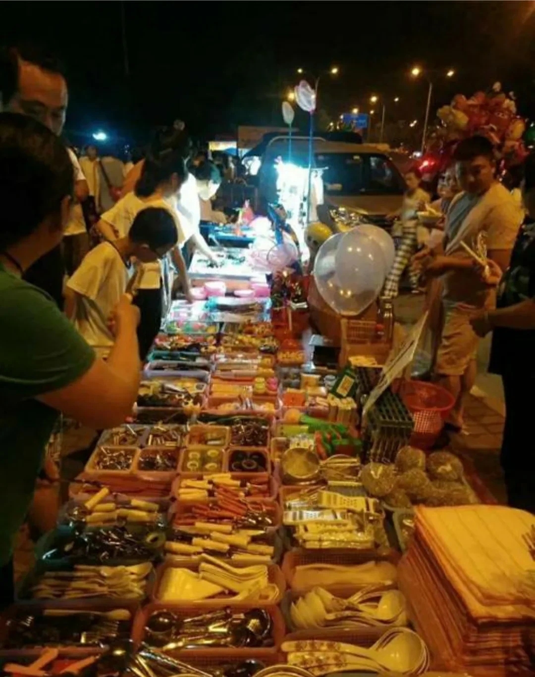 摆摊如何才能月入过万,记住这5个步骤  1,选址定生死.
