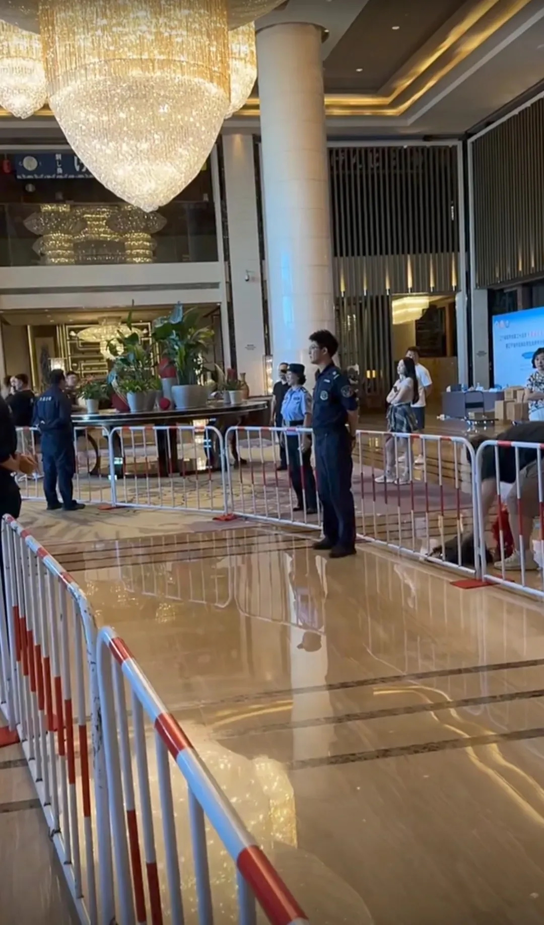 国足回酒店,不知道谁安排的,在酒店大厅围了铁栅栏,大厅里搞个vip通道