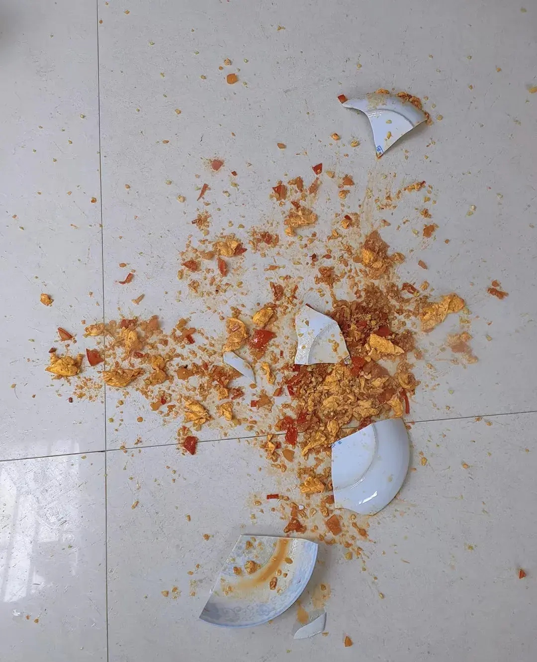 昨天我妈来河北看孙子来了,正在吃饭,老妈不小心打翻