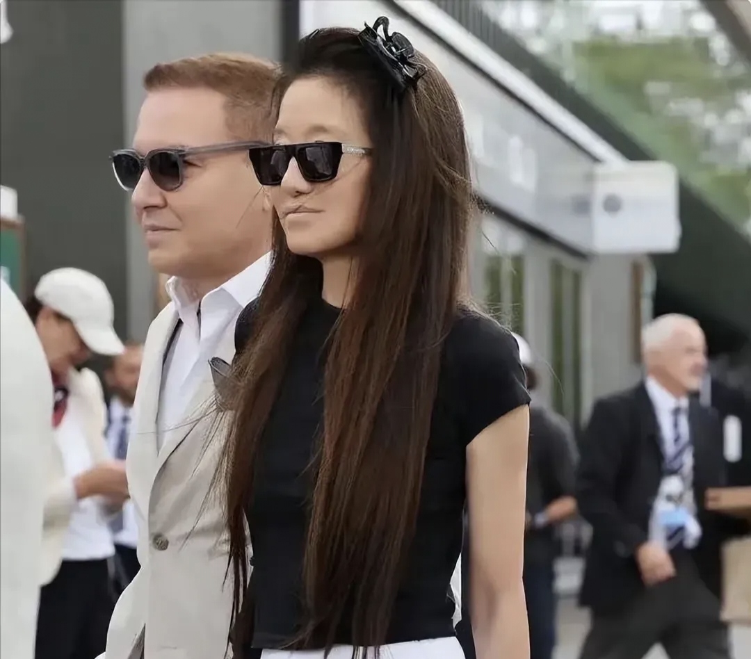 值得惊叹的是:她虽然瘦骨嶙峋,但她却一不驼背,二不萎缩