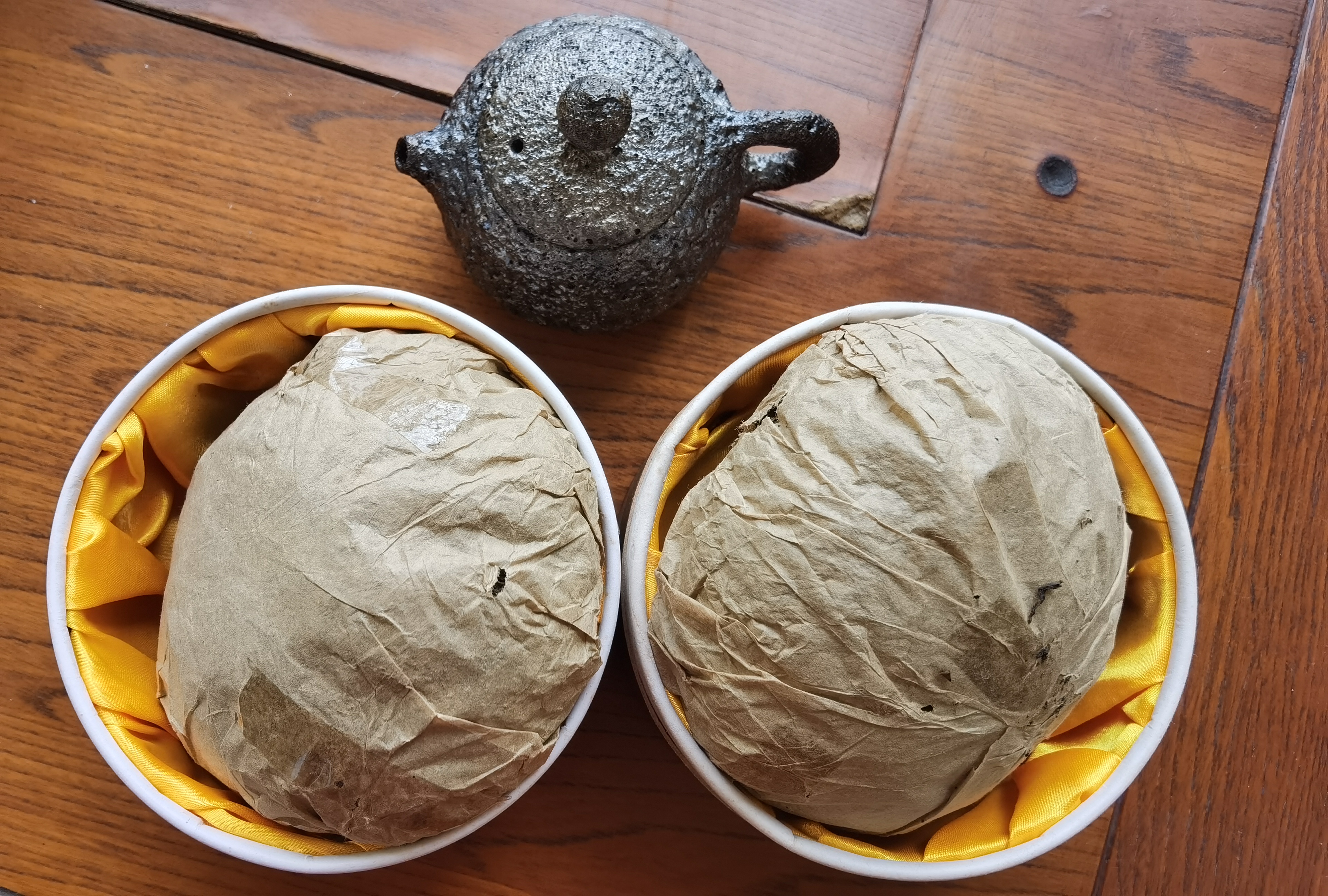 从仓库找到几沱老熟茶,记得还是在古玩城时用一件茶在莲塘一家老茶叶