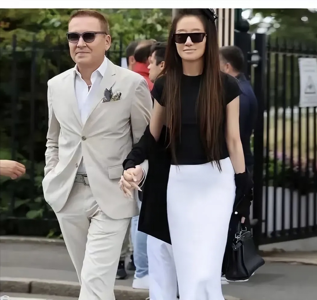 值得惊叹的是:她虽然瘦骨嶙峋,但她却一不驼背,二不萎缩