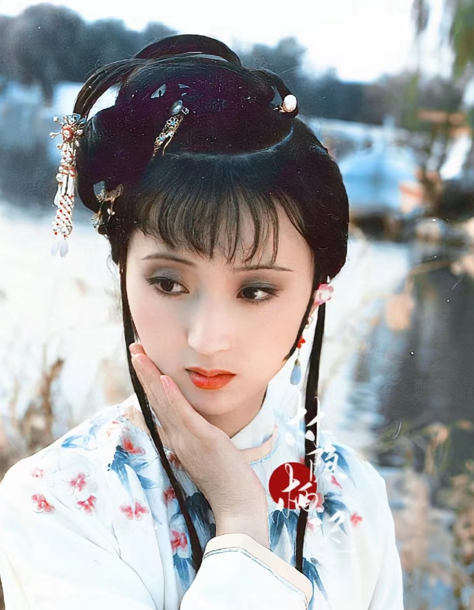 林黛玉这个角色,她有优点,也有缺点,但总得来说她是一个很美好和善良