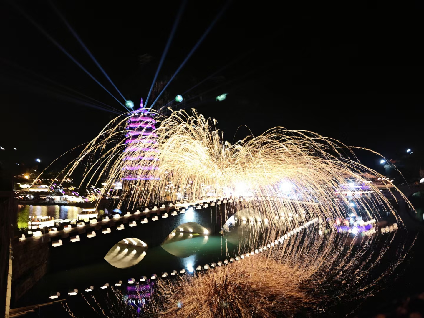 我有一次和一位老同事一起出差,领悟了公司出差制度