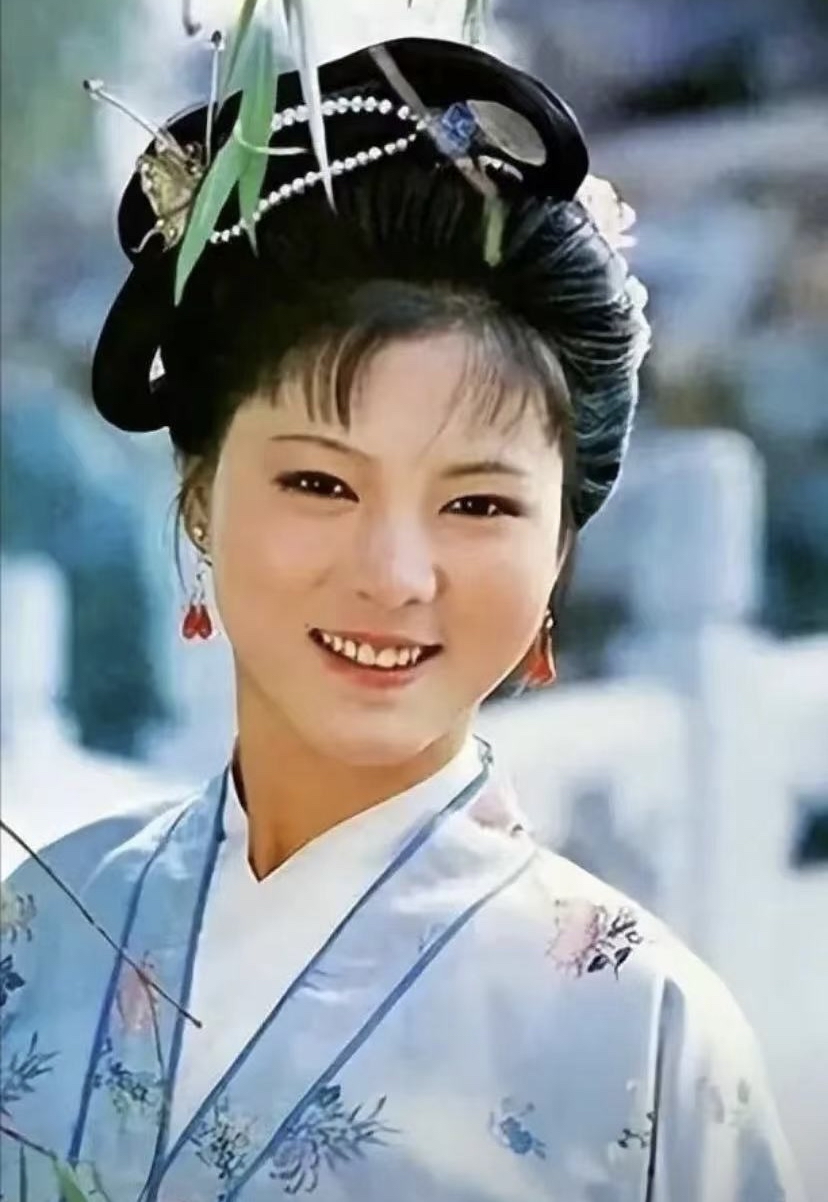 演员,欧阳奋强说,给我当丫鬟的袁枚,非常漂亮,一开始我都不敢正眼看她