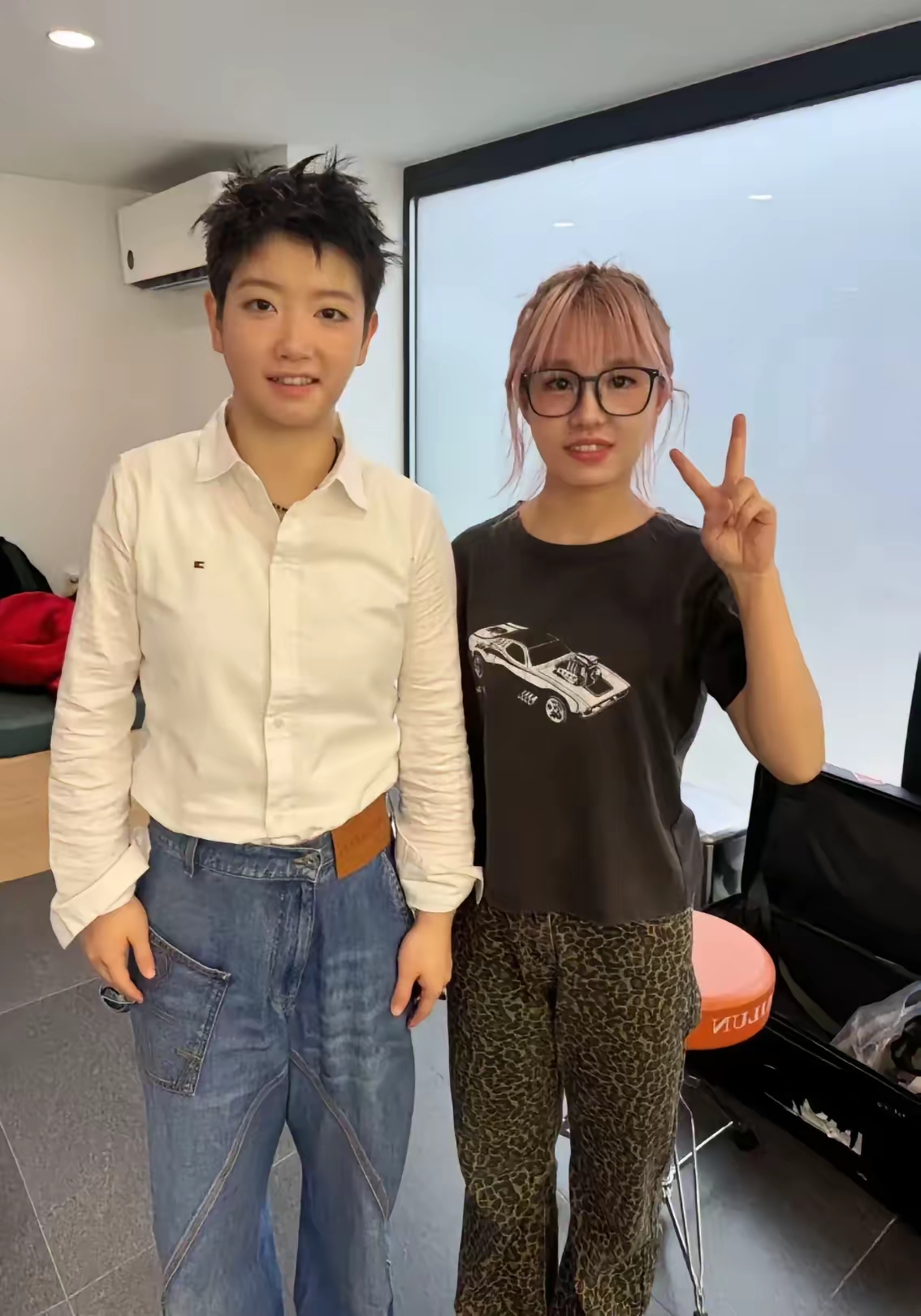 看到新鲜的孙颖莎了 芭莎拍摄现场 莎莎化妆以后的样子 真是是又瘦