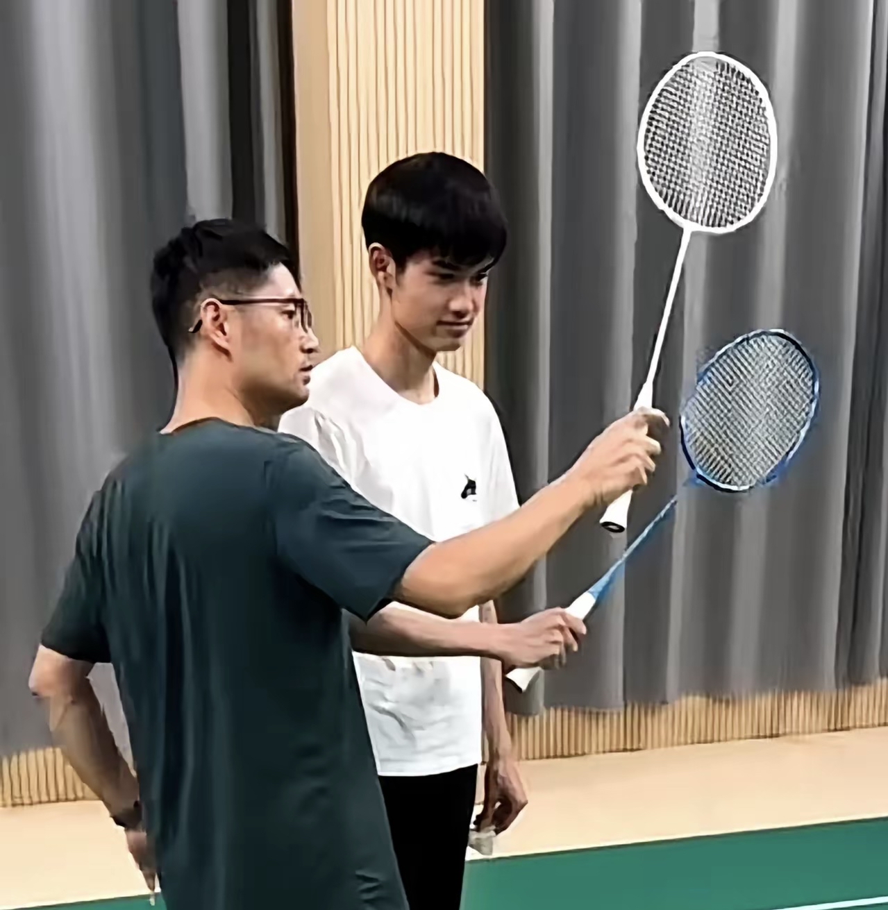 盛李豪爸爸为挽救儿子形象,连夜带干饭哥突击练羽毛球