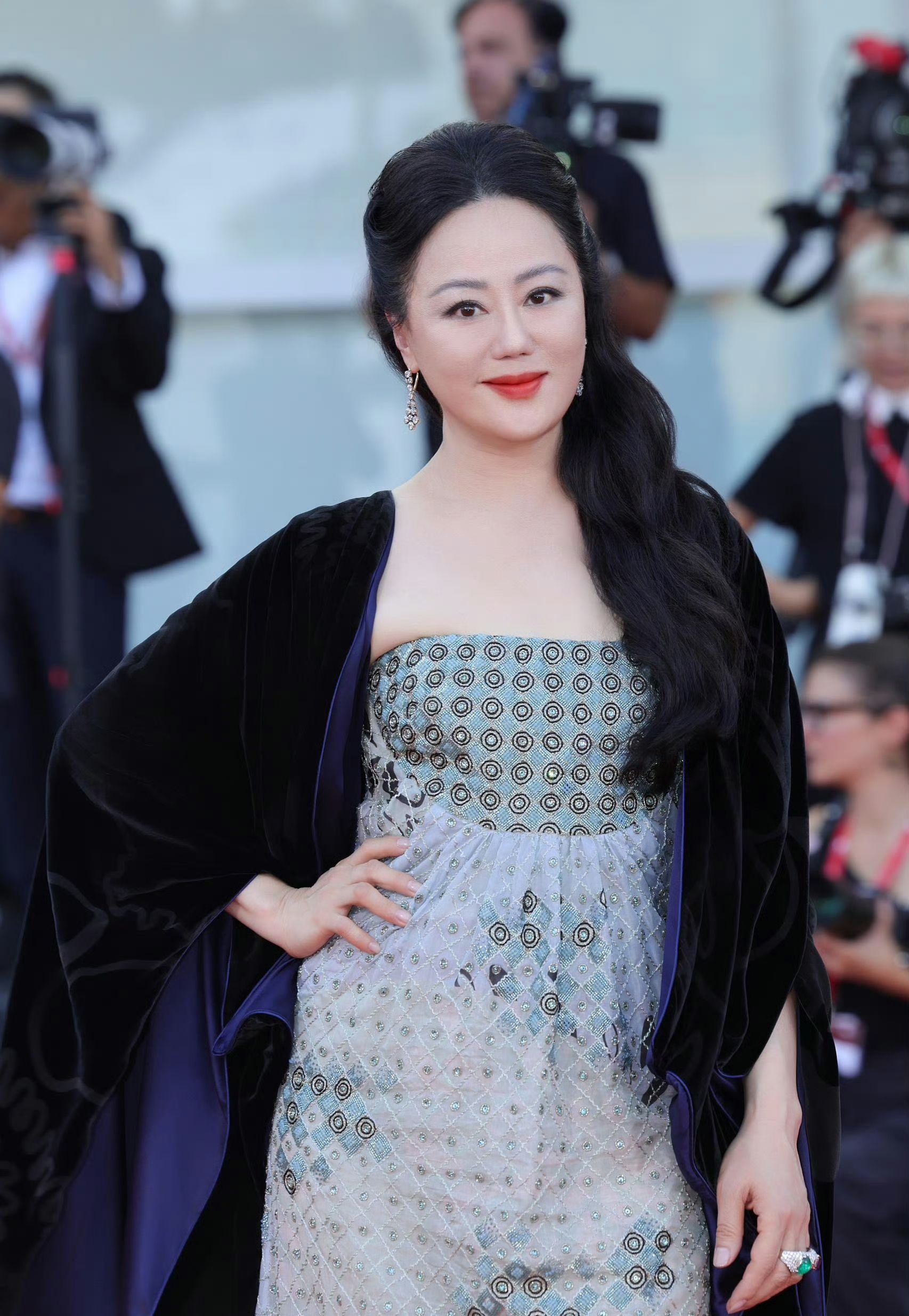 章小蕙在威尼斯电影节的红毯上,犹如星辰般耀眼的珠宝,在她的颈间,腕