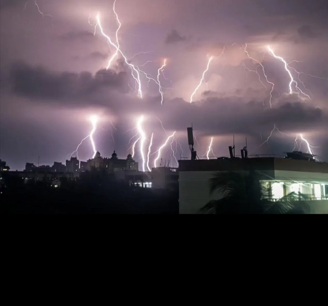 在海南,老公非说摩羯台风17级闪电是天文奇观,带我上楼顶观看,一道