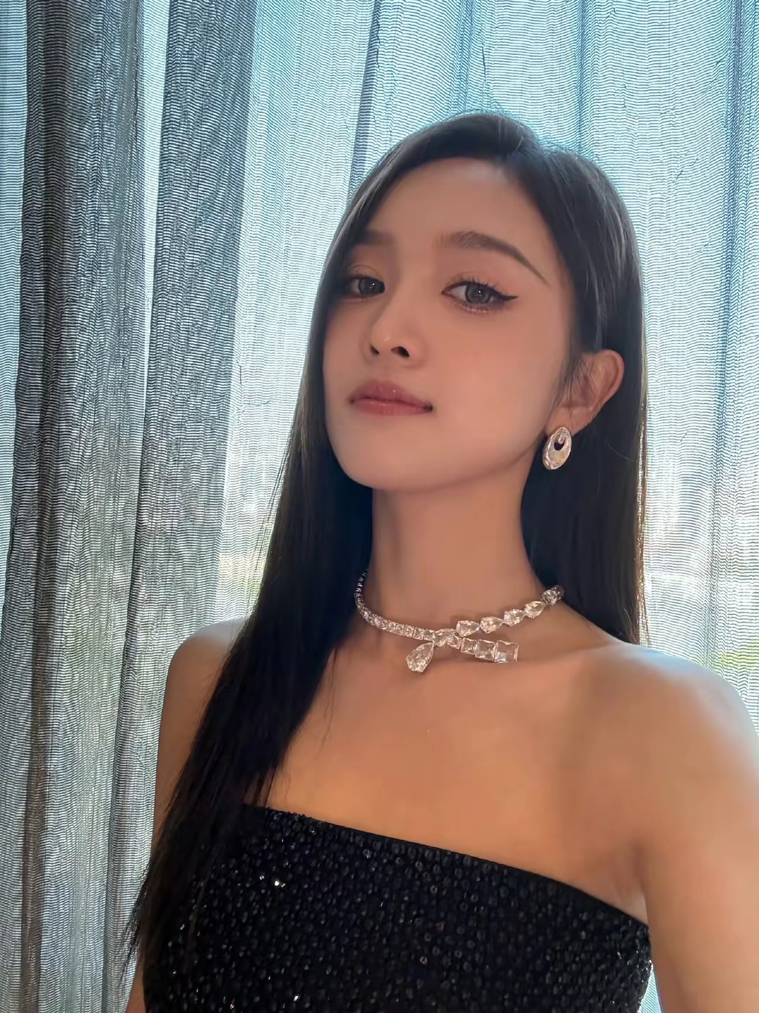 大家觉得她黑长直美女穿搭