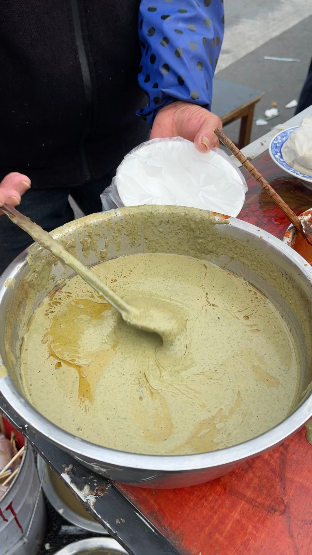 驻马店西平热豆腐打包带走,加上酱料香椿酱和辣椒酱2元1份