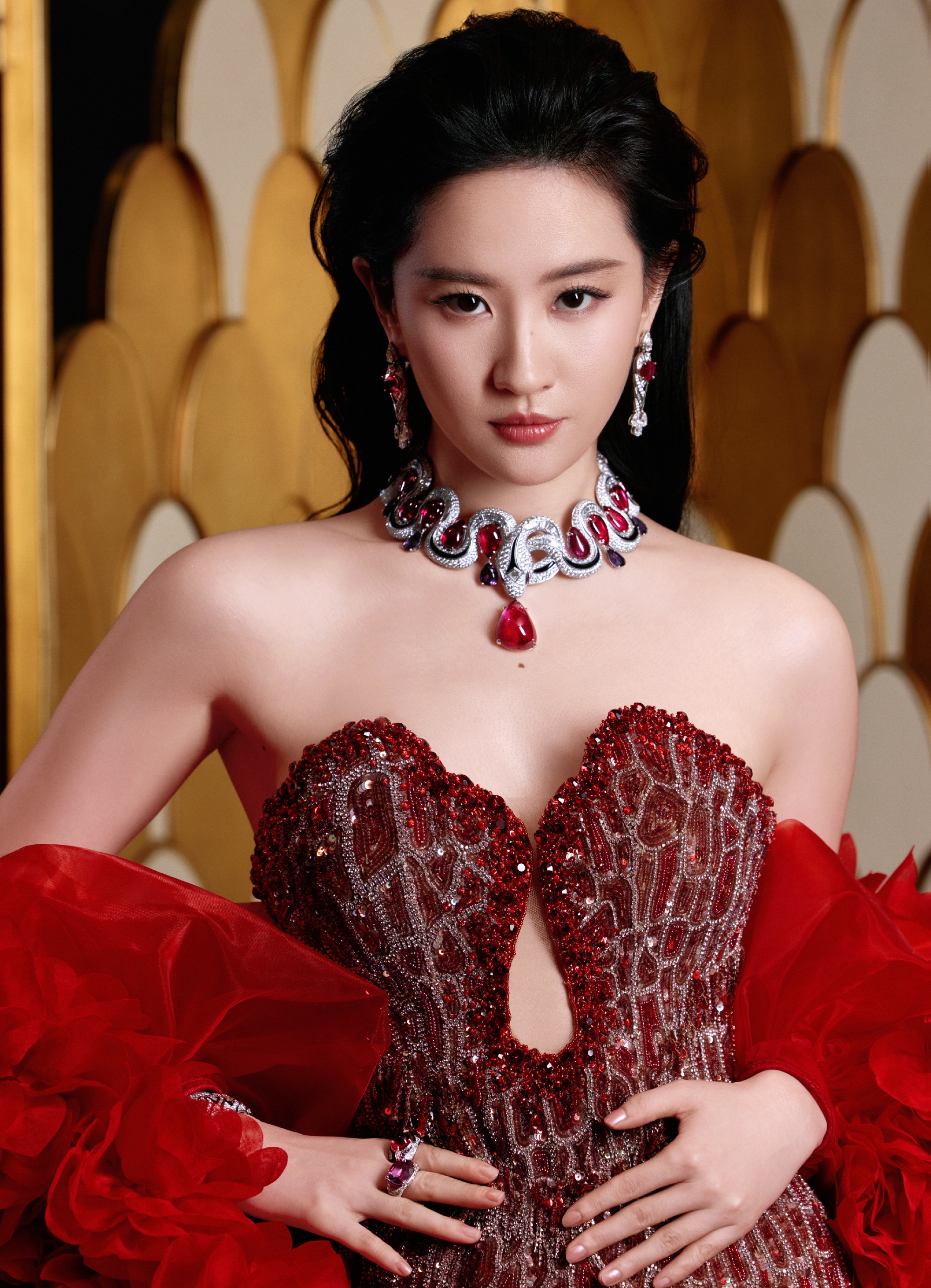 哇塞,刘亦菲出席活动,身着烈焰玫瑰礼服简直是绝美,优雅中又不失魅惑