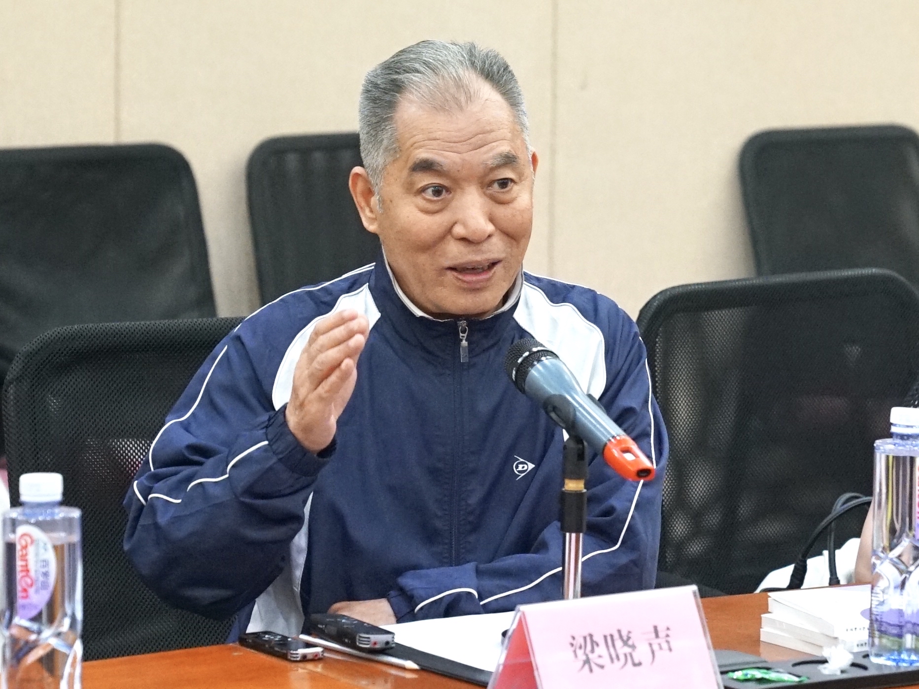 梁晓声说:"宁听富人一句话,不读穷人万般辞;黄连拌