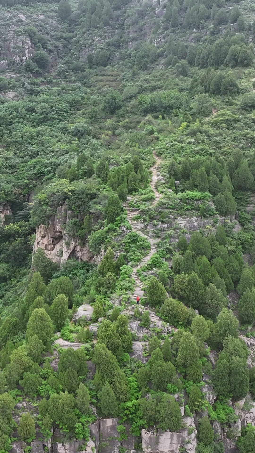 航拍济南东路家庄牛鼻子洞,神秘山洞很像呼气的牛鼻子