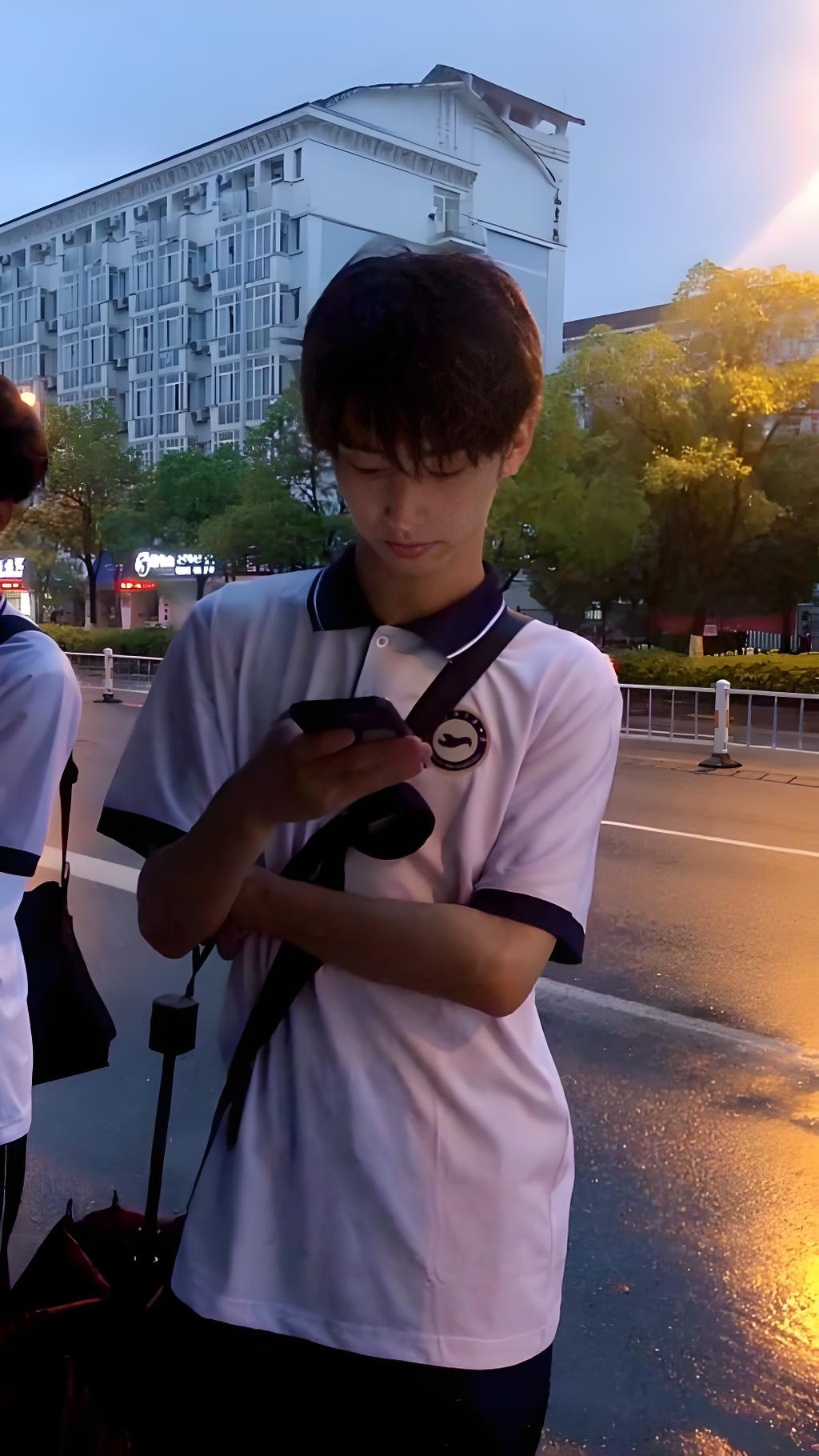 校园学生图片男孩网恋照片男学生小哥哥在学校里面帅哥高中玩手机图片