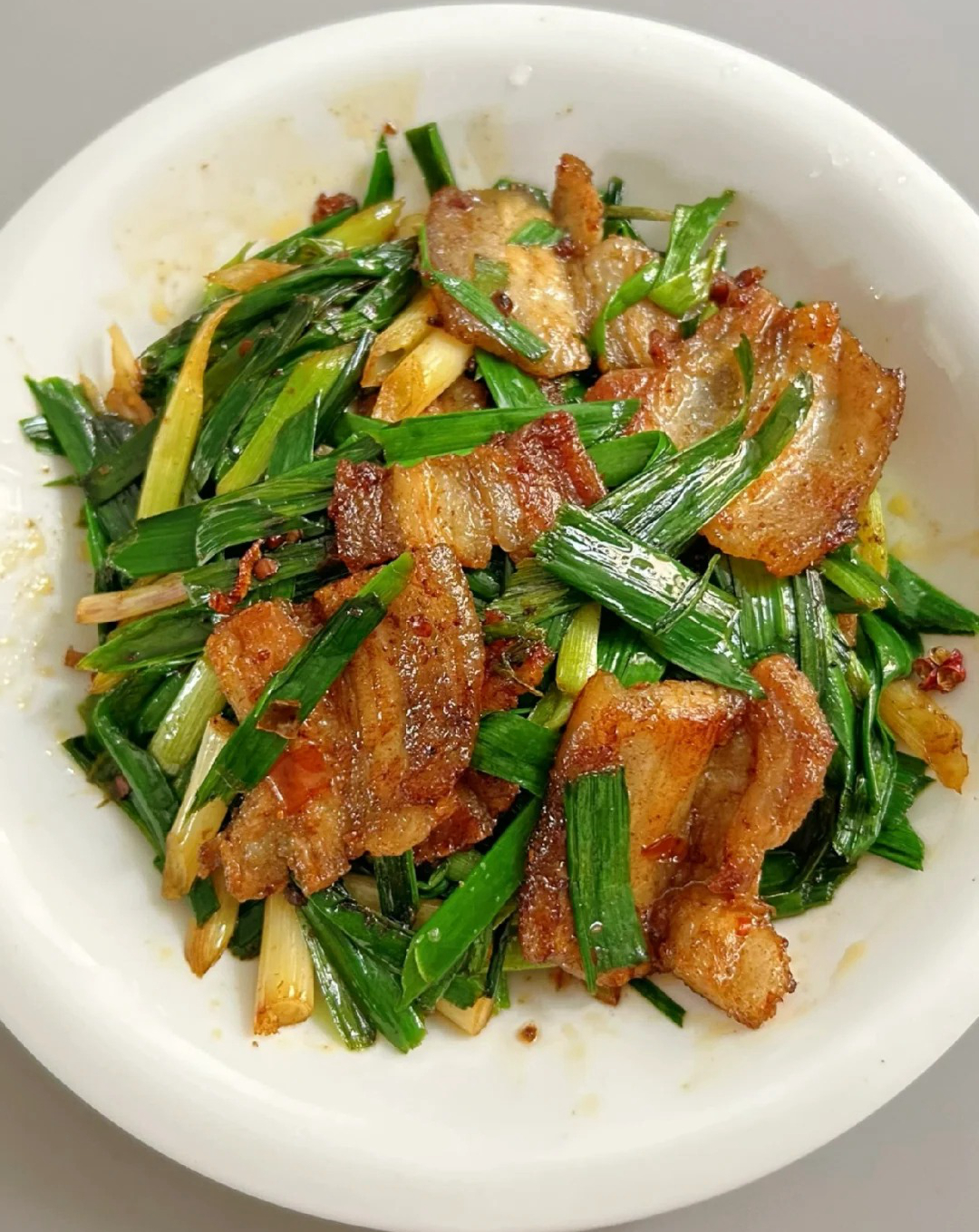 哇塞,说到这道蒜苗回锅肉,简直是舌尖上的小确幸,让人一尝难忘,上桌