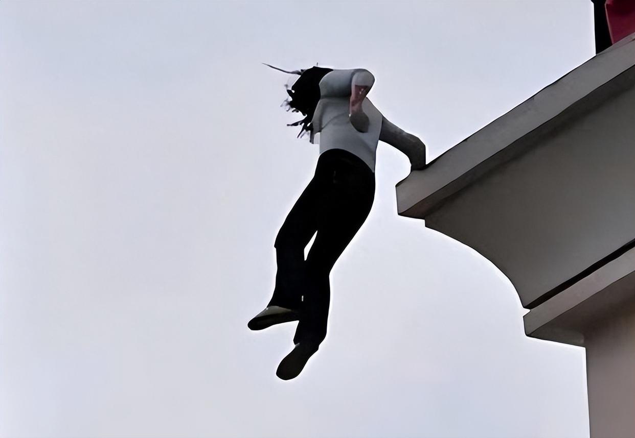 回顾:山东女学生抛下父母跳楼自杀,头七当天父母强行给女儿开棺