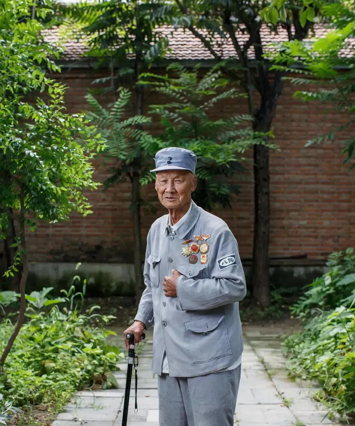 1942年,一个11岁的"小乞丐"来到了日寇的军营,他弯腰找到了藏在石头缝