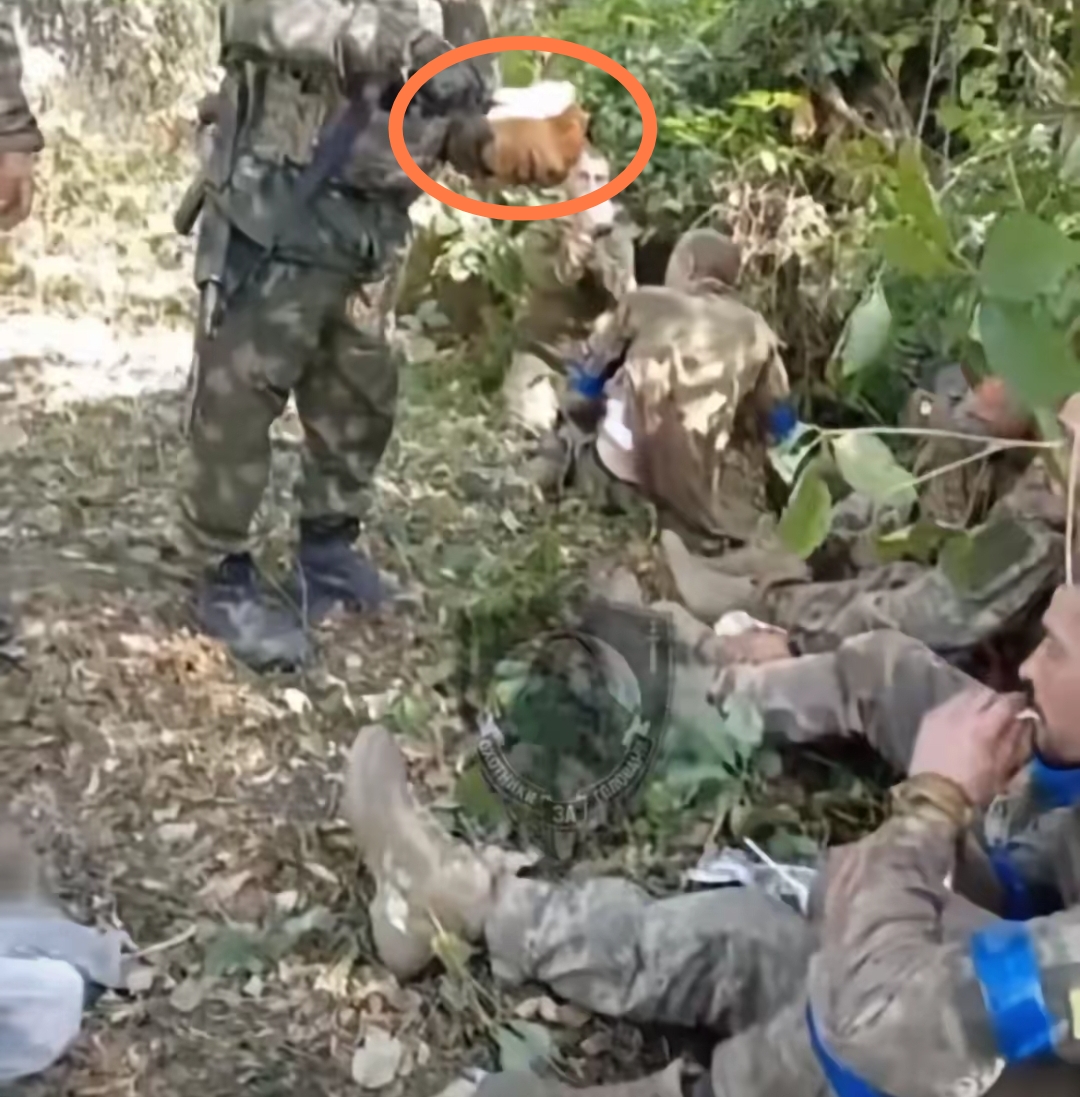 这些士兵可能是真饿了俄军并没有马上对他们采取约束措施而是分发刀