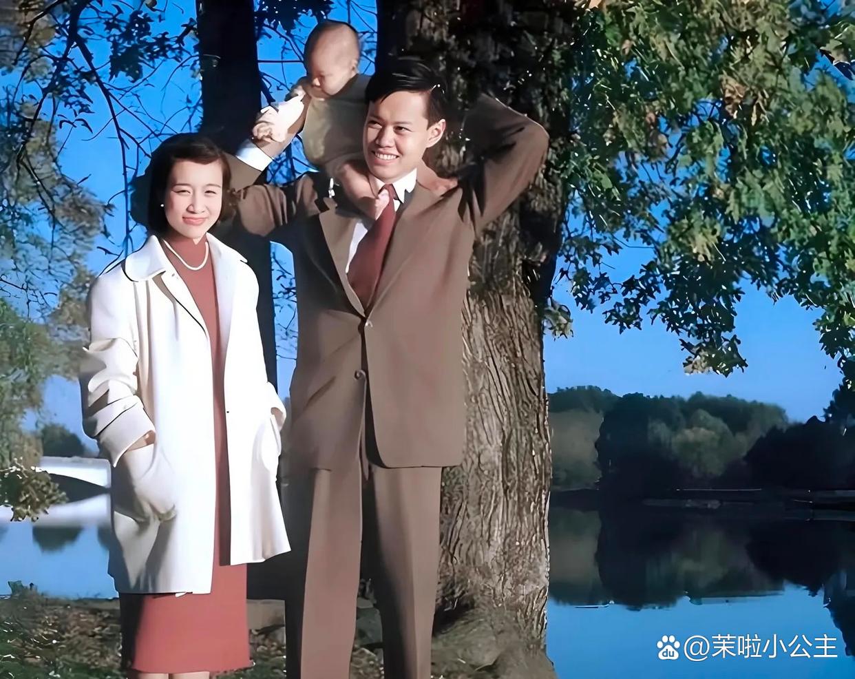 这是50年代杨振宁一家三口的温馨合影,让人羡慕的画面.