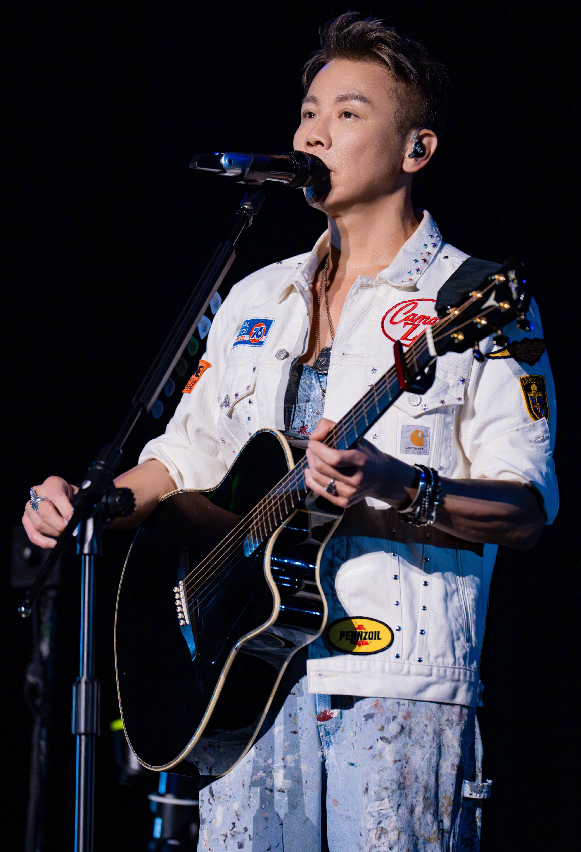 陶喆演唱会真空背带裤造型 陶喆说怕热,背带裤里面久换