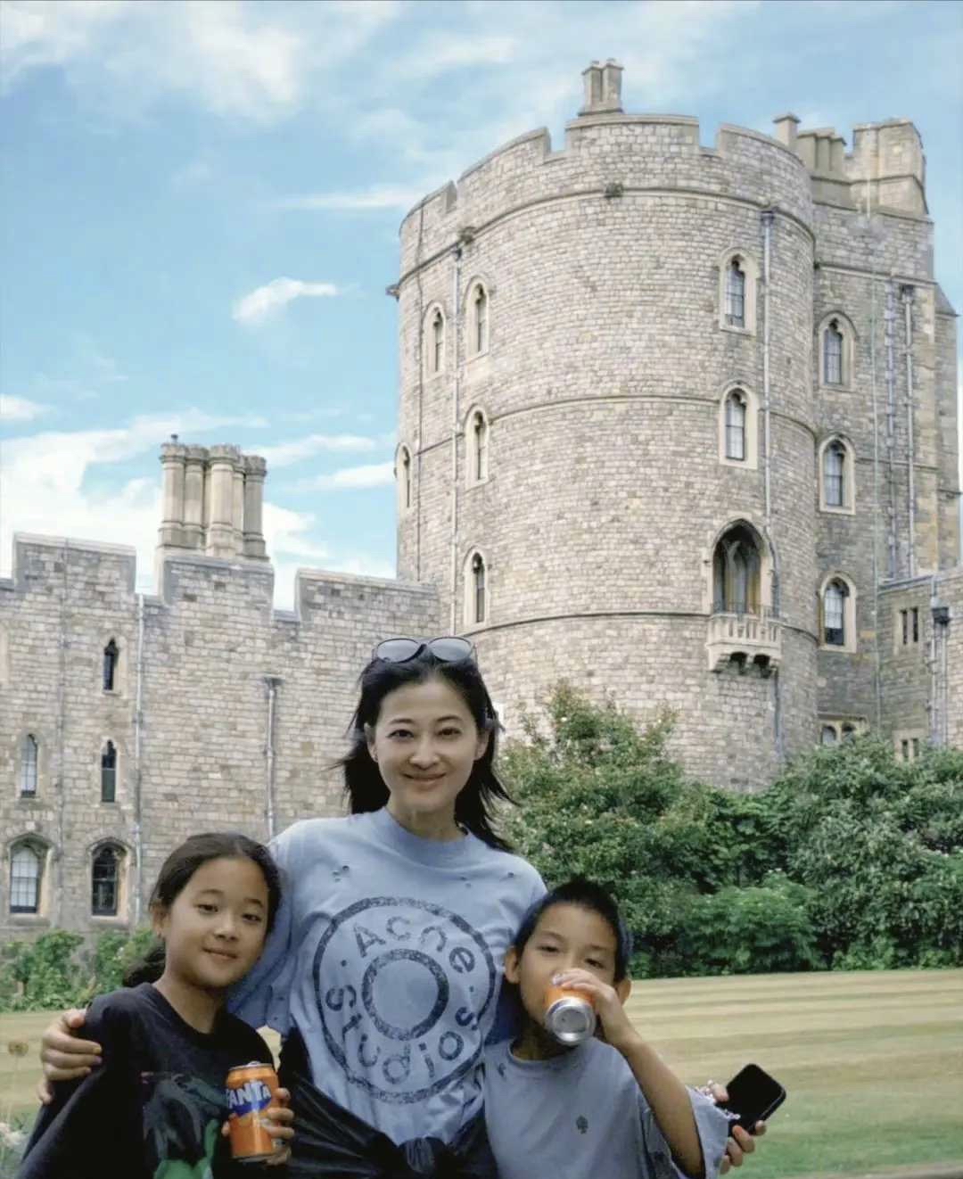 梅婷带着一双儿女去国外旅游,画面温馨美好