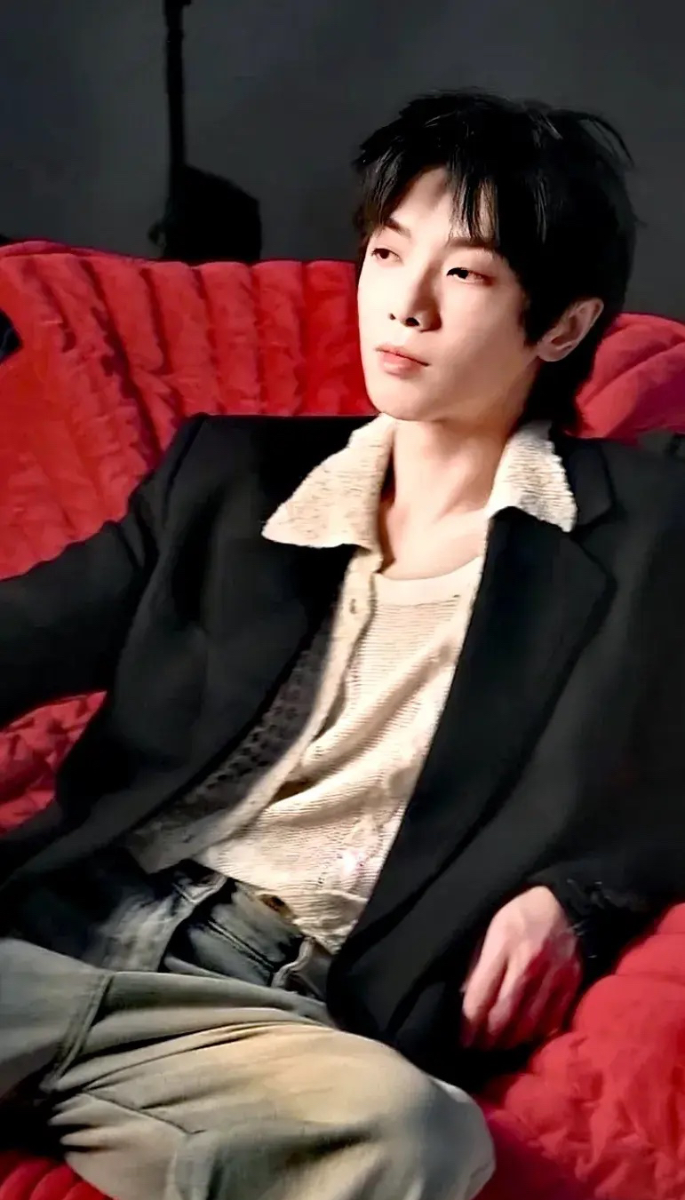 朋友们,华晨宇他的音乐才华简直让人惊叹,每一首歌都充满了力量和