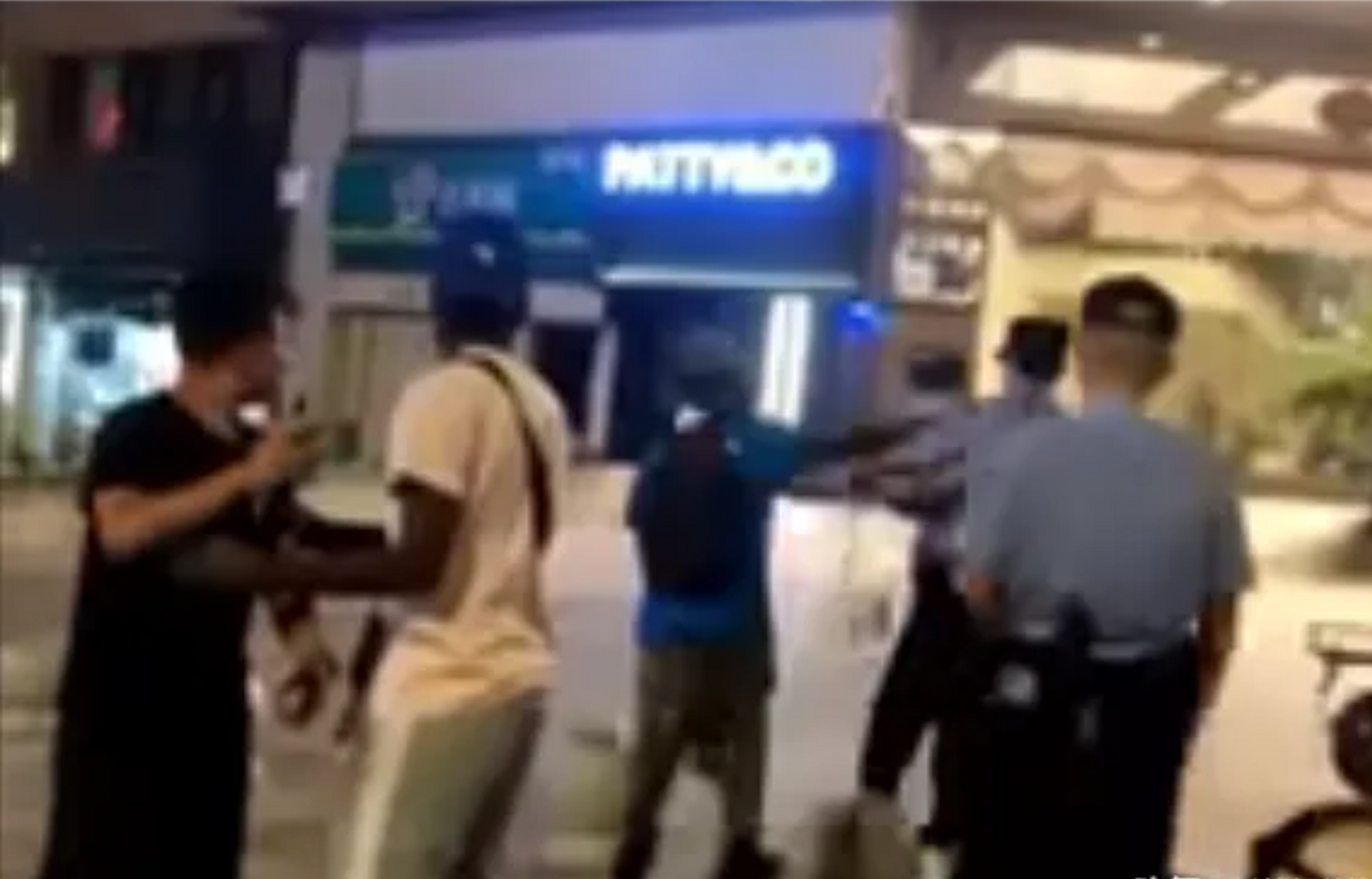 湖北武汉,2名留学生从酒吧醉酒出来,非常傲慢,朝着街上路人竖中指,还