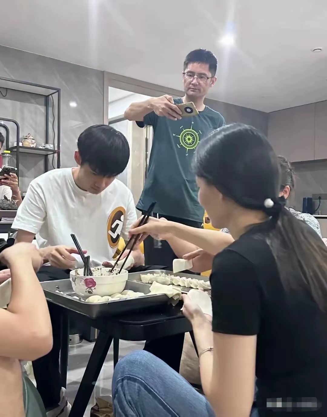 盛李豪在家包馄饨,爸爸拿手机记录,一家人有说有笑家庭氛围真好