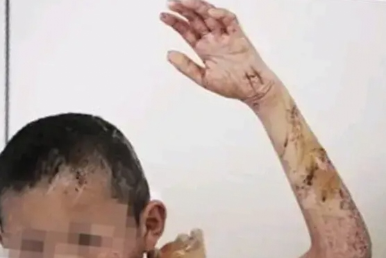 男童被父亲倒吊在门框打,嘴中哭喊着"我错了,爸爸!