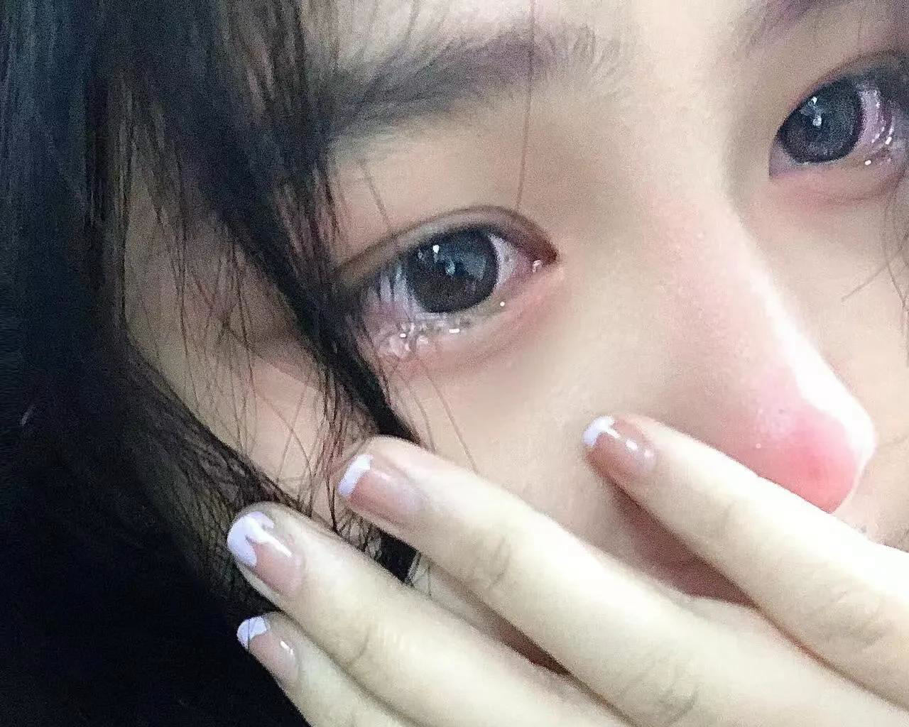 昨天下班回家,看见老公正门口站着,我呆住了,一瞬间我以为出现了幻觉