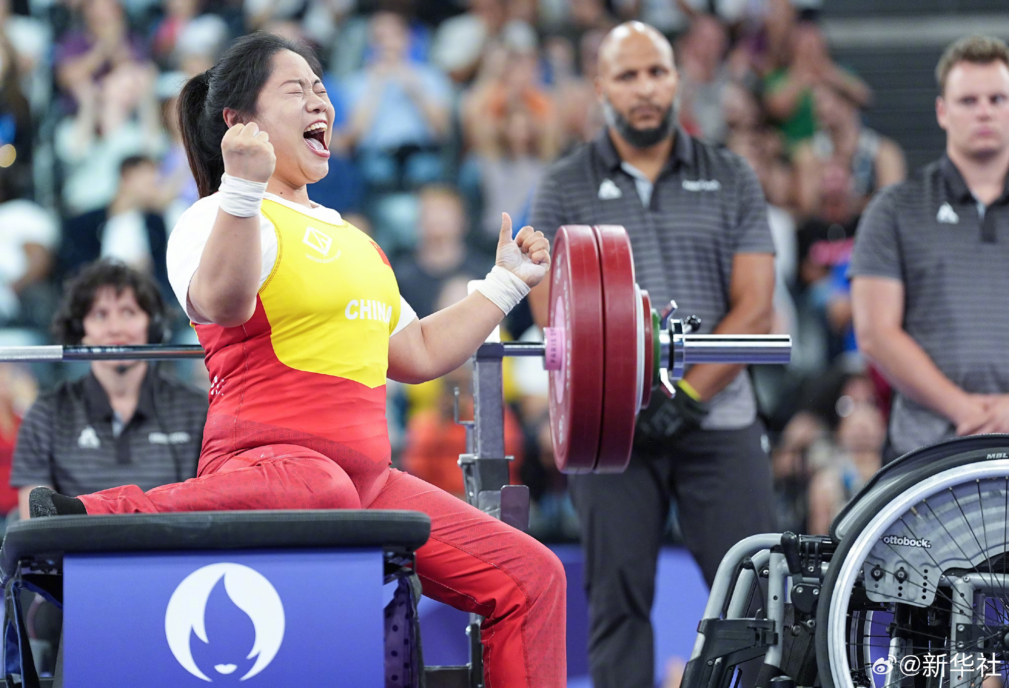 拼搏奋斗的故事仍在继续,选手们的勇气和毅回族运动员马妮娜举重