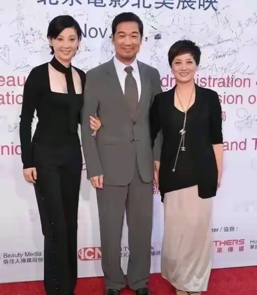 站在c位的是大家都很熟悉的张国立,在《康熙微服私访记》,《金婚》